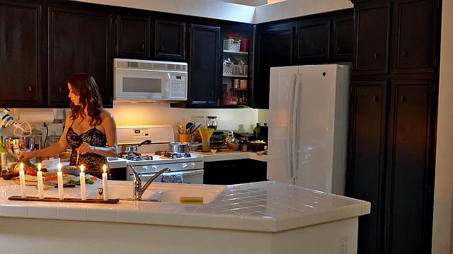 Алексис Фокс рвёт шаблоны за ужином - страсть на пределе