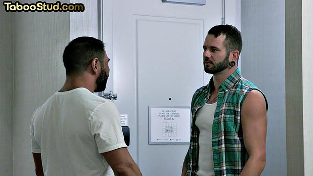 накачанный красавчик получает по полной в гей-тройничке