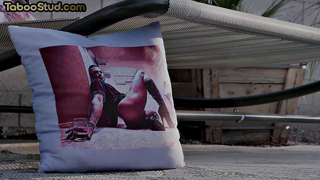 накачанный красавчик получает по полной в гей-тройничке