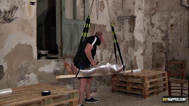 Макси Риверс нагибается под жёсткую порку Себастьяна Кейна в грубом гей-сексе