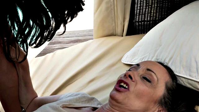 лесбиянки у бассейна: пальчики в мокрых кисках и страстные поцелуи