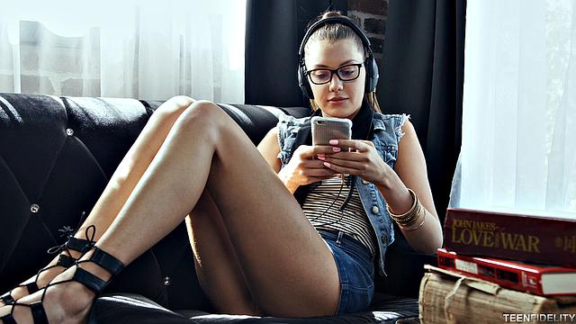 смотри, как елена заводит парня и принимает его глубоко