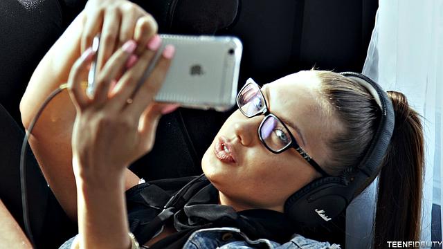 смотри, как елена заводит парня и принимает его глубоко