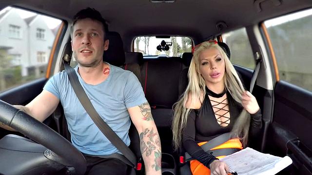 британская блондинка барби не выдерживает и скачет на татуированном жеребце до оргазма