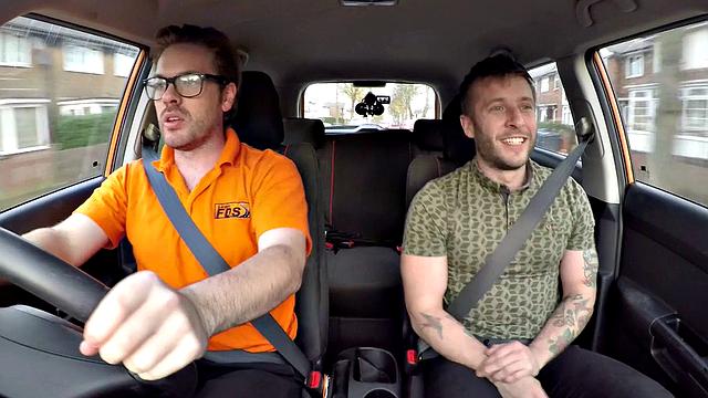 британская блондинка барби не выдерживает и скачет на татуированном жеребце до оргазма