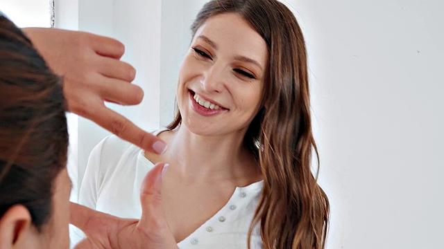 A kinky babe resist and get her trimmed pussy licked while wearing leggings and jeans