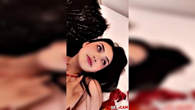 Латиноамериканка сводит с ума своими горячими ногами