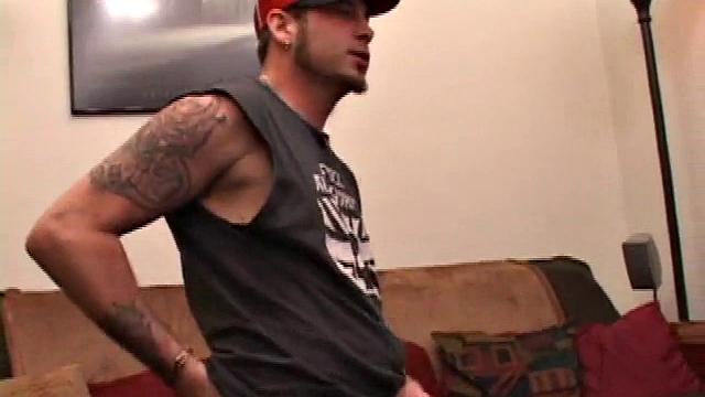 смотри, как проколотый панк элайджа магеддон дрочит и кончает на скейтборд