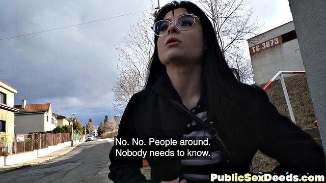 толстозадая ботанша цепляется на хуй как будто сдает экзамен