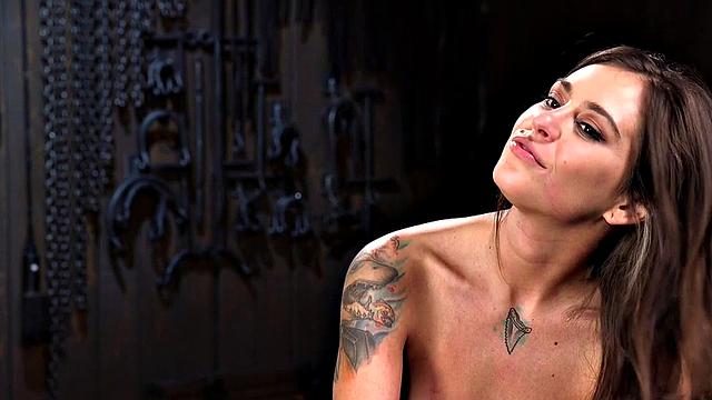 Госпожа связывает подчинённую, ставит прищепки и затыкает рот