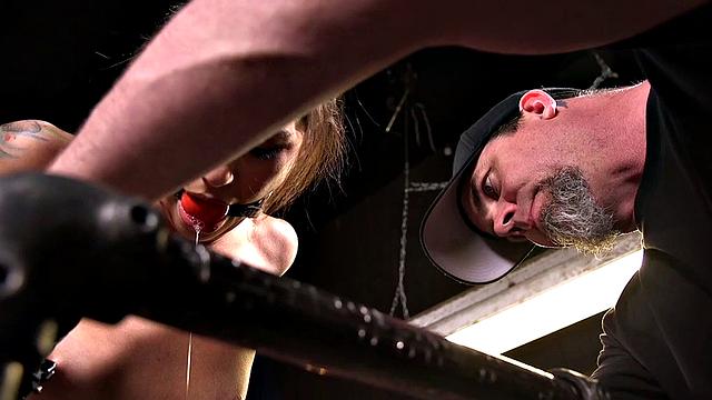 Госпожа связывает подчинённую, ставит прищепки и затыкает рот