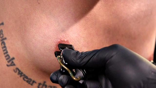 Госпожа связывает подчинённую, ставит прищепки и затыкает рот