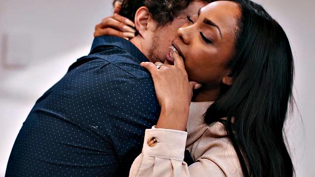 татуированная эбони устроила кухонный трах с юмором