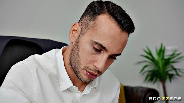 Кэнди Алекса соблазняет босса ногами и трахает прямо на рабочем месте - вот так офисный перерыв!