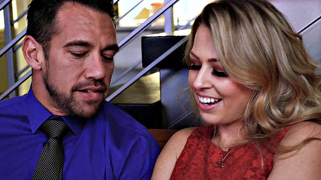 блондинка трахается с отчимом на диване рядом с мачехой