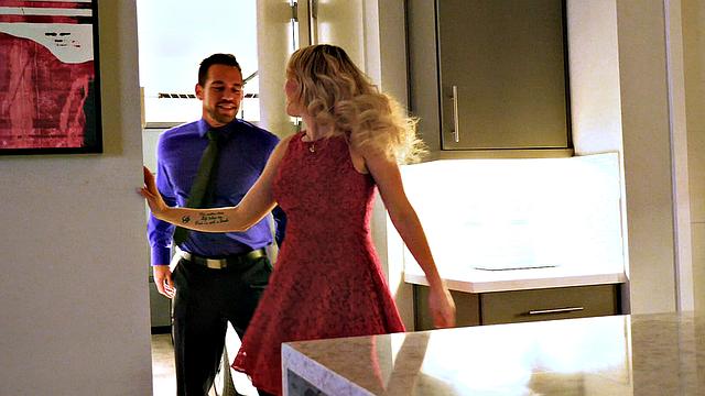 блондинка трахается с отчимом на диване рядом с мачехой