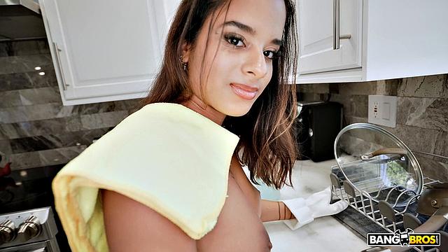 Изабелла Жюль заменяет маму и зарабатывает на голой уборке - Кэйби Сноу не удержался и заказал двойную чистку!