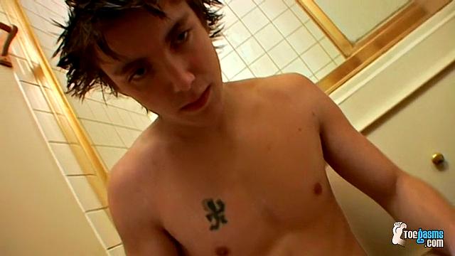 Straight Guy Foot Fun In Bathroom - Blinx