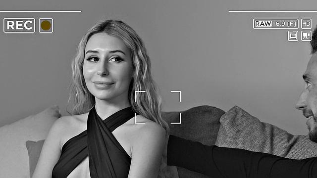 два русских шалопая мастерски вылизывают жопу блондинке