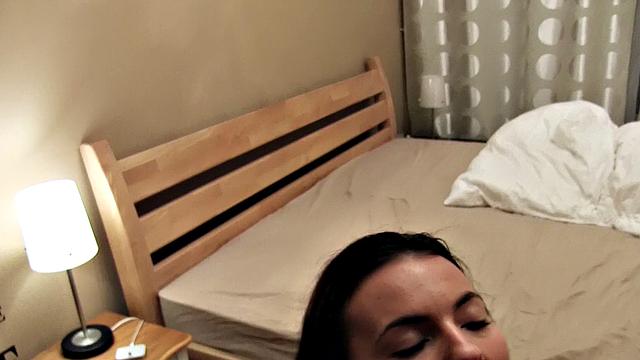 Ванесса Декер демонстрирует сиськи и верхом разносит парня