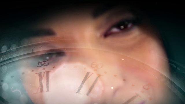 Молодая туристка развлекается в парке и спальне