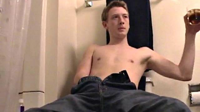 Корбин дрочит по-жёсткому и кончает мощно