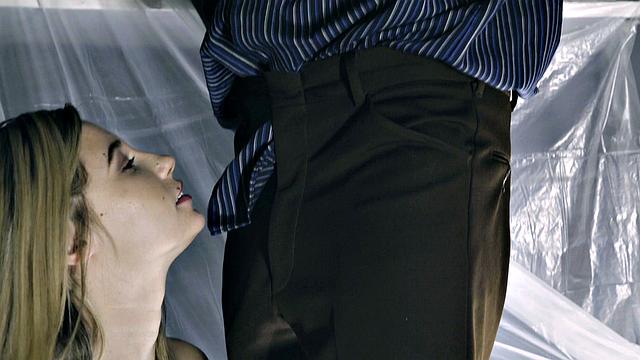 высокий парень освобождает связанную красотку и трахается с ней в лаборатории