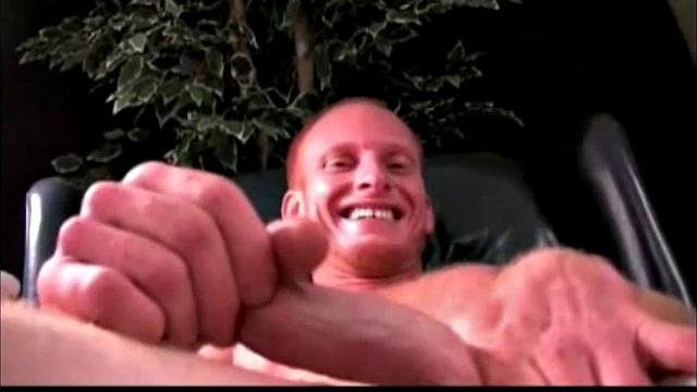 брутальный ларс любит драться, но член ему всё равно сосут