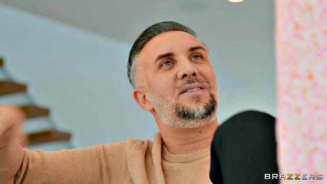 Пока Антони ждет в коридоре, богатый любовник трахает Кей, а потом оба кончают ей на лицо вместе с ней.