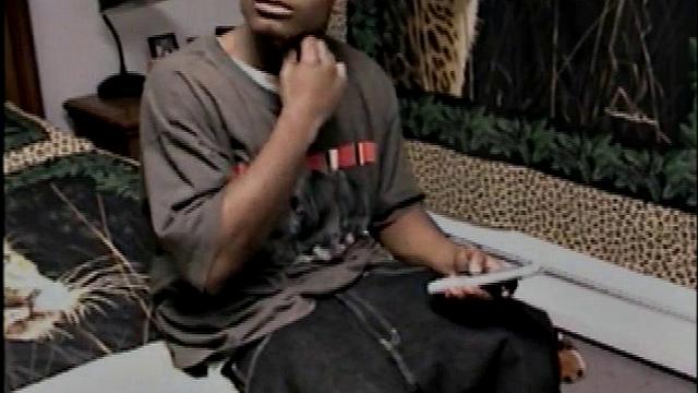 Два мужика в стиле джедаев устроили горячую минет-сессию со спермой на камеру, напряжение зашкаливает.