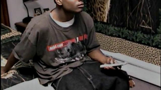 Два мужика в стиле джедаев устроили горячую минет-сессию со спермой на камеру, напряжение зашкаливает.