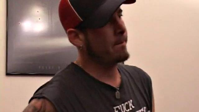 Взрослый скейтер Элайджа дрочит на камеру, сперма льется щедро.