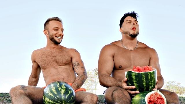 Горячий качок лезет на член парня после дерзкой затеи