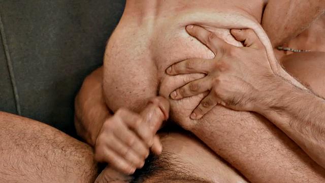 Горячий качок лезет на член парня после дерзкой затеи