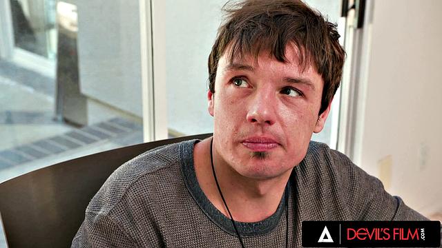 Пышная мачеха доводит пасынка сиськами прямо за завтраком