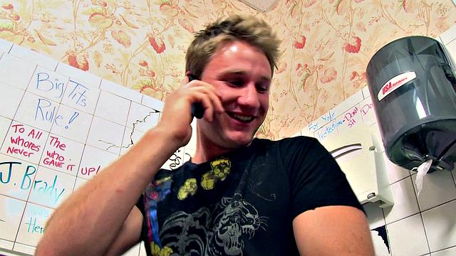 Селексия Рэй трахается за деньги в грязном туалете