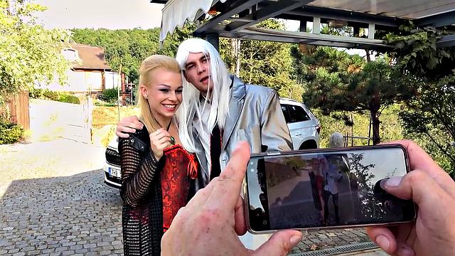 Парень забыл про приставку, когда Ребекка Блэк в корсете вышла на охоту