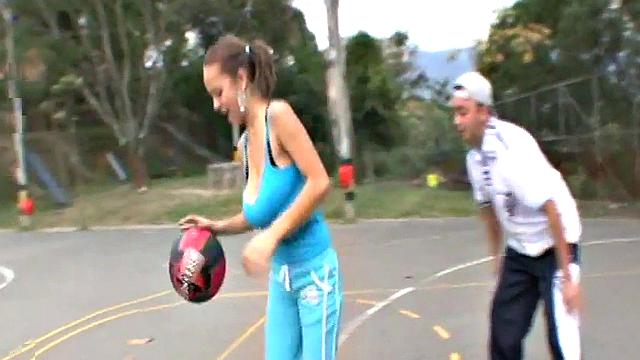 блондинка с большими сиськами играет в баскетбол и трясет ими