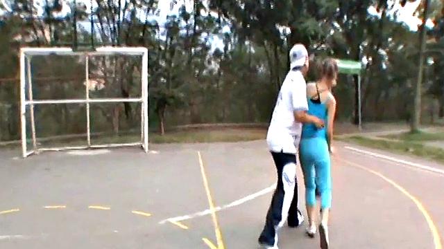 блондинка с большими сиськами играет в баскетбол и трясет ими