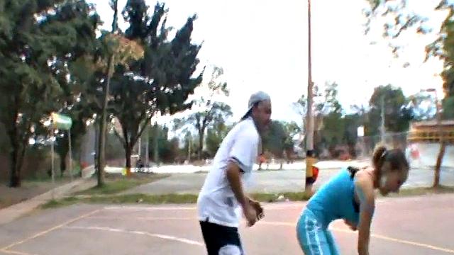 блондинка с большими сиськами играет в баскетбол и трясет ими