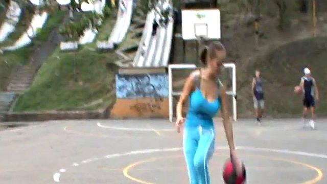 блондинка с большими сиськами играет в баскетбол и трясет ими