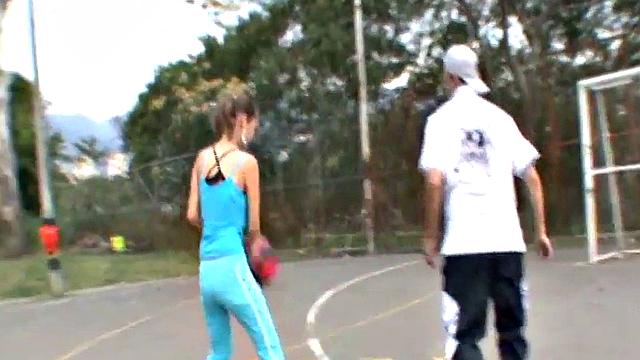 блондинка с большими сиськами играет в баскетбол и трясет ими