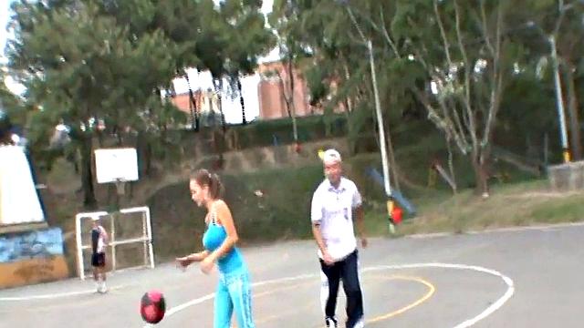 блондинка с большими сиськами играет в баскетбол и трясет ими