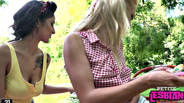 Stunning lesbians in 3way