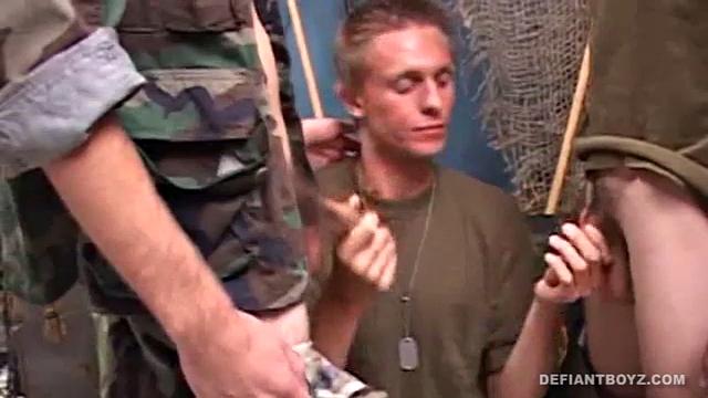 Трое взрослых геев устраивают двойное проникновение друг другу.