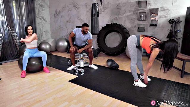 Interracial threesome with MILF