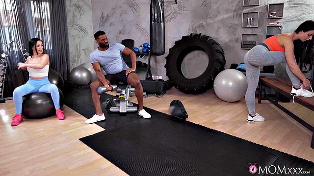 Interracial threesome with MILF