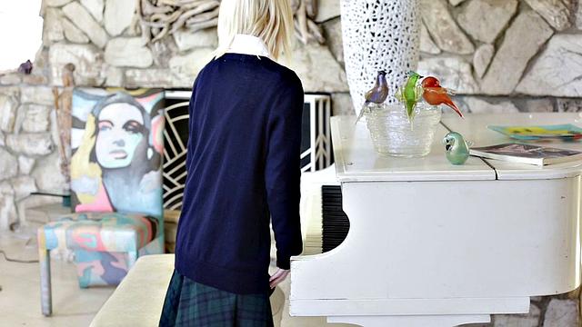 стройная блондинка в чулках жарко трахается на диване