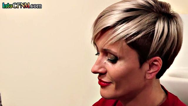 Извращенка подглядывает и помогает мужику кончить в туалете публично.