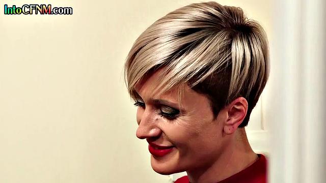 Извращенка подглядывает и помогает мужику кончить в туалете публично.